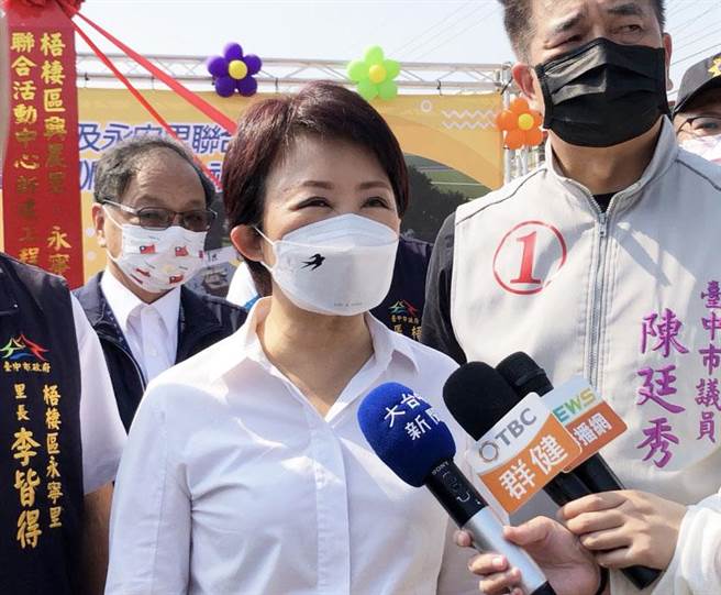 卢秀燕指出，去年一整年台中市治安评比是六都第一名，包括扫黑、肃枪、缉毒、打诈都是六都第一。(陈世宗摄)