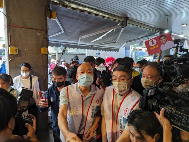 前高雄市长韩国瑜27日上午旋风式造访基隆，与国民党基隆市长候选人谢国梁一起在信义市场扫街拜票。（张志康摄）