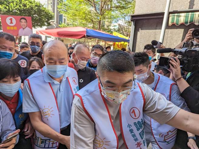 前高雄市长韩国瑜27日上午旋风式造访基隆，与国民党基隆市长候选人谢国梁一起在信义市场扫街拜票。（张志康摄）