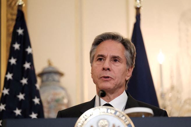 美国国务卿布林肯与法国外交部长柯隆纳（Catherine Colonna）在国务院举行联合新闻发布会。（路透社）