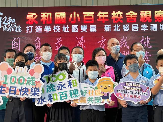 新北市长侯友宜今日一早前往永和国小视察。（李奇叡摄）