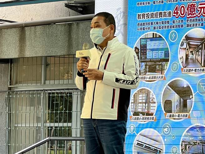 侯友宜指出，永和国小未来将规画二期、工期8年的校舍改建工程。（李奇叡摄）