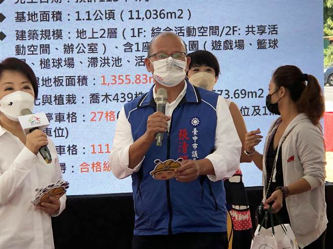 市议会议长张清照主持有奖徵答，现场民眾争相抢答。(陈世宗摄)