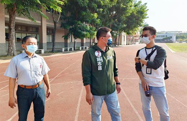 市议员施志昌今天邀集教育部体育署、中市教育局等，至大甲高中会勘整建状况，工程现况。(市议员施志昌服务处提供)