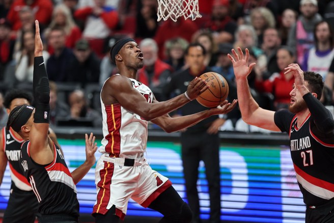 吉米巴特勒持球闖進禁區準備上籃。(美聯社)