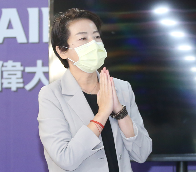 台北市長候選人黃珊珊（見圖）27日舉行技職教育政策座談會，受訪時被問到抗中保台，表示民進黨遇到選舉只會提抗中保台，是保台灣人還是保他們政黨利益。（陳俊吉攝）