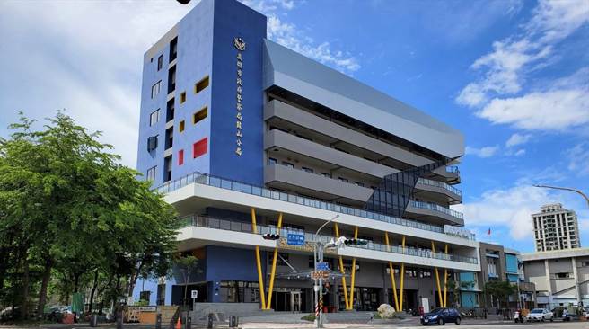 有43年歷史的「高雄市政府警察局鼓山分局办公大楼重建工程」导入高雄厝理念，以区域环境的山海交会及亲民、友善印象整合。（高市工务局提供／袁庭尧高雄传真）