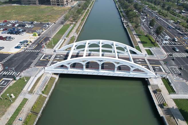 海邦桥桥梁以钢拱桥为基底，线条简洁、流畅且大器。（高市工务局提供／袁庭尧高雄传真）