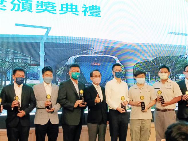 「2022城市工程品质金质奖」26日在高雄汉来大饭店举办，高市共39案摘金，其中工务局囊括11项殊荣。（高市工务局提供／袁庭尧高雄传真）