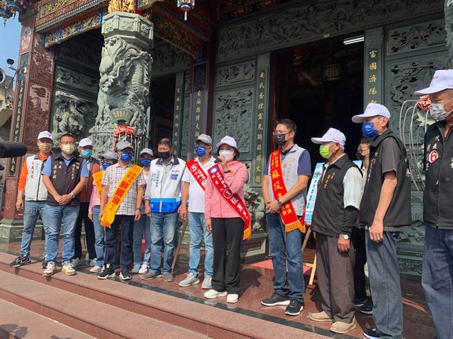 云林县长张丽善（中）在四湖乡溪底村富安宫举行的「20乡镇愿景亲履巡迴」说明会上，宣布她未来4年的教育政策愿景。（周丽兰摄）