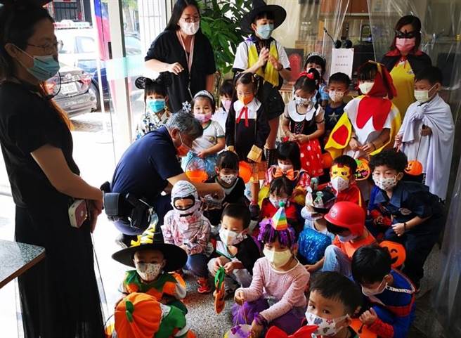 吉瑞福幼儿园20多位的可爱小朋友们在西洋万圣节夕扮装到派出所讨糖吃。（太平警分局提供／冯惠宜台中传真）