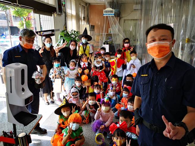 吉瑞福幼儿园20多位的可爱小朋友们在西洋万圣节夕扮装到派出所讨糖吃。（太平警分局提供／冯惠宜台中传真）