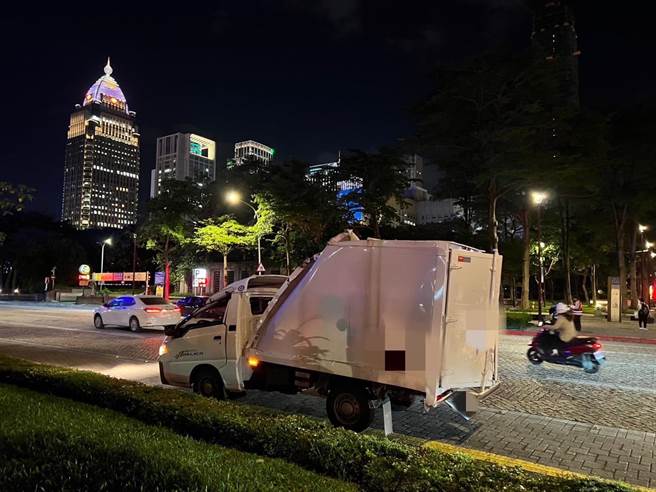 駕駛將輪胎洩氣後脫困，將車移到一旁等待救援。（翻攝照片／林郁平）