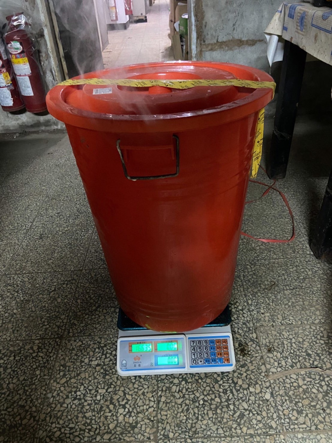 警方于现场起获喵喵半成品16.6公斤，并查扣制毒化学原料及设备机具。(保三总队提供)