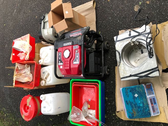 警方于现场起获喵喵半成品16.6公斤，并查扣制毒化学原料及设备机具。(保三总队提供)