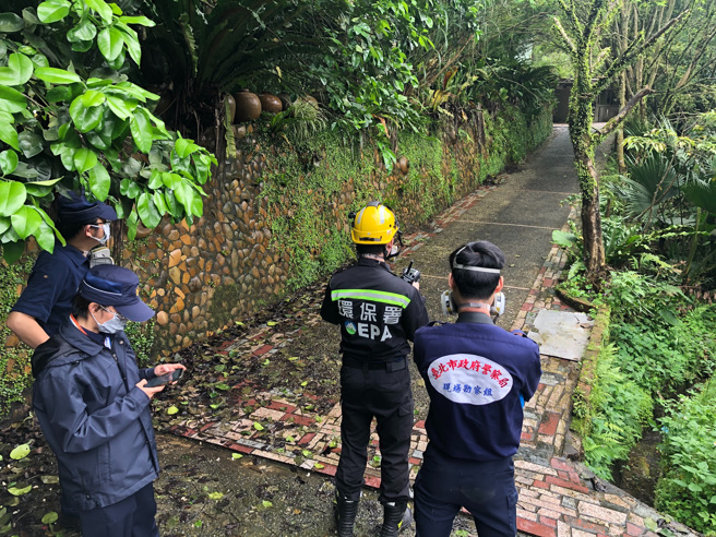 消防局及环保署毒灾应变技术小组，穿着完整防护装备协助处理。(保三总队提供)