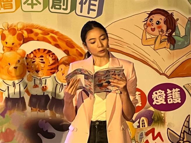 活动邀请演员谢沛恩说故事给小朋友听。（王扬杰摄）