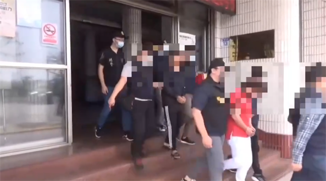 花莲港务警察总队本月中旬破获以具黑道帮派身份38岁叶姓主嫌为首的犯罪集团，透过人口贩运、暴力等手段将受害者诱骗至柬埔寨牟利，经通知11名犯嫌到案说明，全案将移送花莲地检署侦办。（花莲港务警察总队提供／罗亦晽花莲传真）