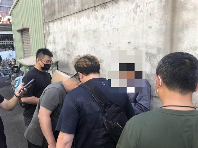 花莲港务警察总队本月中旬查获以具黑道帮派身份38岁叶姓主嫌为首的犯罪集团，透过人口贩运、暴力等手段将受害者诱骗至柬埔寨牟利，日前与松山、大安警分局、六龟警分局等单位，兵分多路搜索台北市、桃园市、高雄市、屏东市等地区共6个地点，将叶男等11人逮捕到案。（花莲港务警察总队提供／罗亦晽花莲传真）