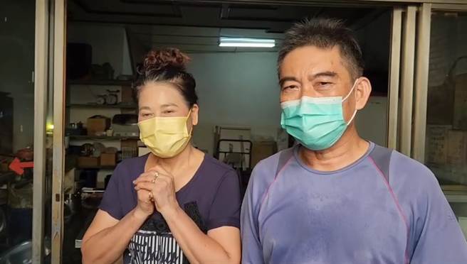 有民眾说是老板夫妻吵架失和不做了，今钟姓老板出面辟谣，他都64岁了，同学们都退休享福剩他还在做，单纯是要休息，没有吵架啦。（吴建辉摄）