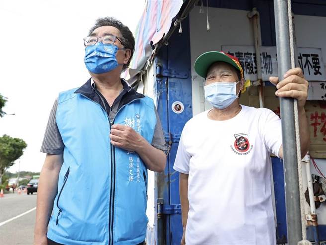 國民黨候選人謝福弘（左）要求鍾東錦說清楚是否涉入坤輿案，並且是否是坤輿股東。（謝福弘競選團隊提供／李京昇苗栗傳真）