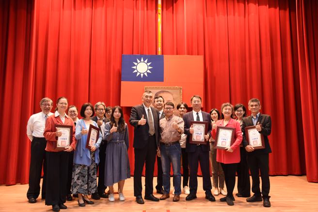 社团法人中华华美媒体传播协会needs MEDIA与臺中市谷中百合全人关怀协会，为感谢新北消防同仁全年无休之辛劳，日前办理「向新北消防防疫英雄致敬音乐晚会」邀请近1,200位消防同仁及消防眷属们来参与。(新北市消防局提供)