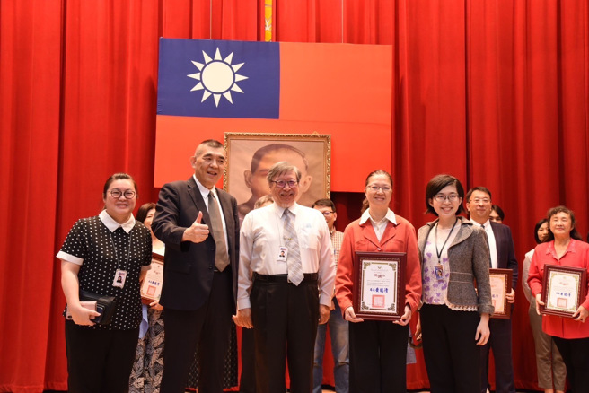 社团法人中华华美媒体传播协会needs MEDIA与臺中市谷中百合全人关怀协会，为感谢新北消防同仁全年无休之辛劳，日前办理「向新北消防防疫英雄致敬音乐晚会」邀请近1,200位消防同仁及消防眷属们来参与。(新北市消防局提供)