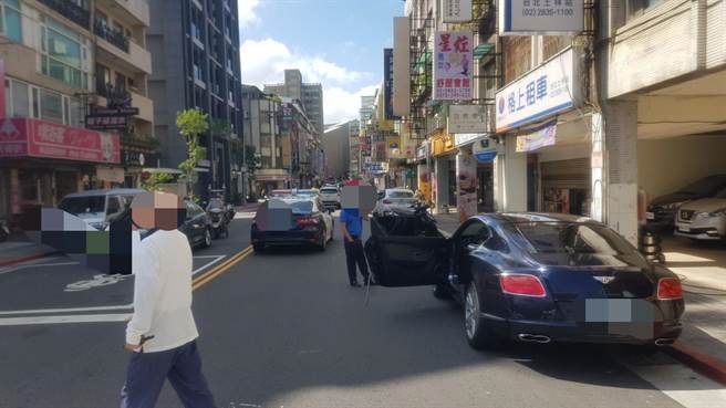 宾利车驾驶未两段式开启车门造成车祸。（翻摄画面）