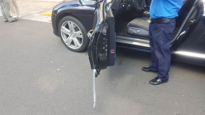 宾利车车门变形无法关闭。（翻摄画面）