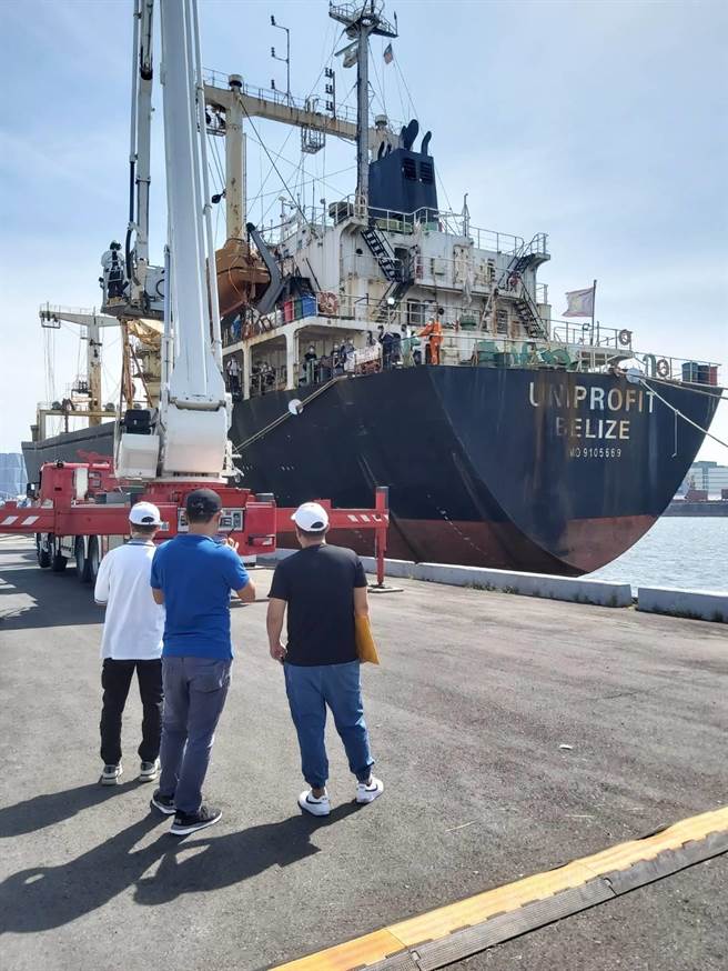 贝里斯籍散货轮UNIPROFIT（联利轮）因3月间搁浅在台东，船东摆烂未交还货主当时垫付的拖带高额处理费，遭到货主申请假扣押获准，船上16名船员因此受困在高雄港无法动弹。传出21日船员们与航港局完成协议，决定留下4名船员留守，船长等12名船员终于能如愿返国。此图为船员道别后，留守船员搭乘云梯车返回船上。（翻摄照片／崔正纲高雄传真）