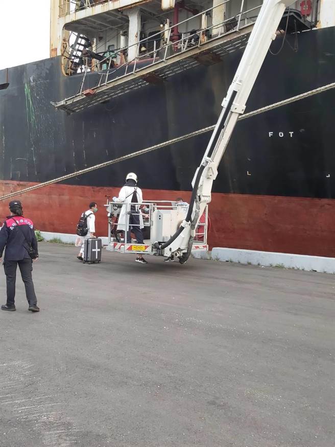 贝里斯籍散货轮UNIPROFIT（联利轮）因3月间搁浅在台东，船东摆烂未交还货主当时垫付的拖带高额处理费，遭到货主申请假扣押获准，船上16名船员因此受困在高雄港无法动弹。传出21日船员们与航港局完成协议，决定留下4名船员留守，船长等12名船员终于能如愿返国。此图为船员道别后，留守船员搭乘云梯车返回船上。（翻摄照片／崔正纲高雄传真）