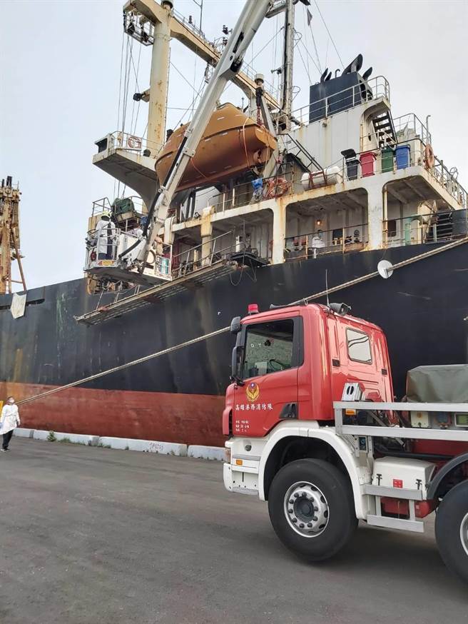 贝里斯籍散货轮UNIPROFIT（联利轮）因3月间搁浅在台东，船东摆烂未交还货主当时垫付的拖带高额处理费，遭到货主申请假扣押获准，船上16名船员因此受困在高雄港无法动弹。传出21日船员们与航港局完成协议，决定留下4名船员留守，船长等12名船员终于能如愿返国。此图为船员道别后，留守船员搭乘云梯车返回船上。（翻摄照片／崔正纲高雄传真）