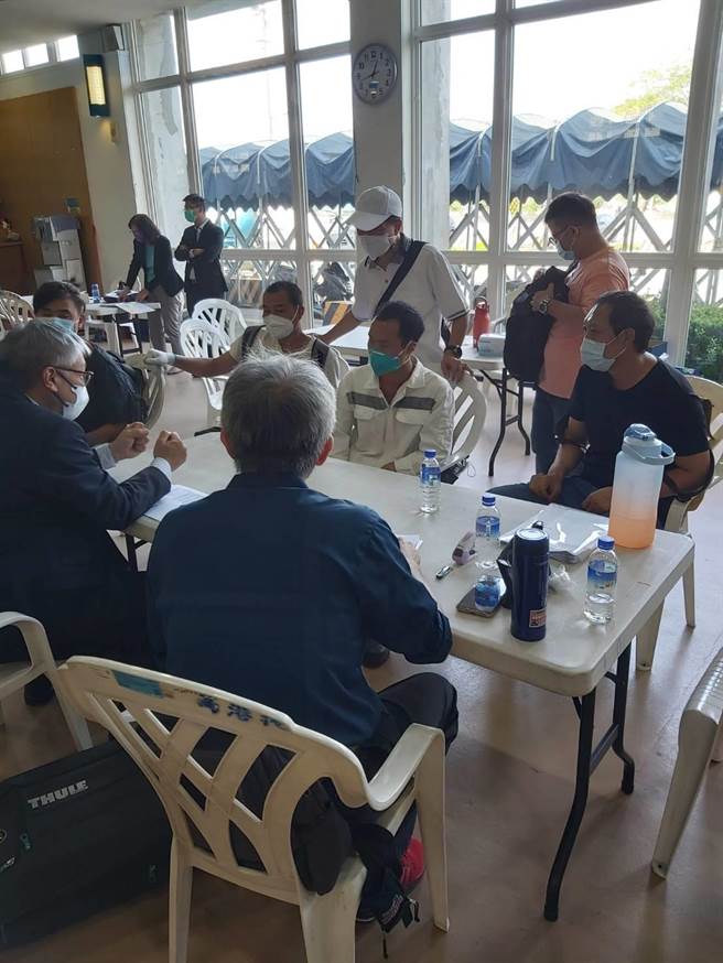 船员们与航港局协议船员返国事宜。（翻摄照片／崔正纲高雄传真）
