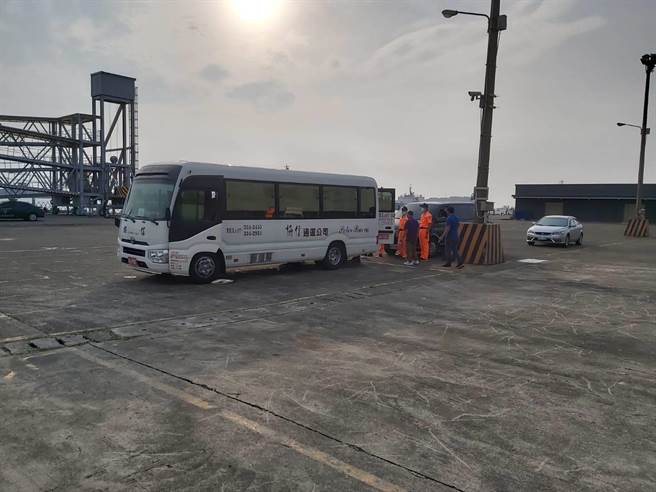 当时除4名船员留守外，其余12名船员搭乘小巴士前往旅馆检疫。（翻摄照片／崔正纲高雄传真）