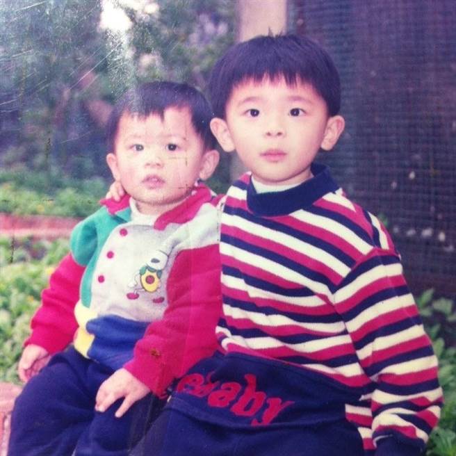 王鍾錡與王鍾惟小時候的合照。（新視紀整合行銷提供）