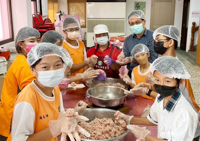 大安国中师生今天还亲自体验，DIY制程美味贡丸的料理美食。（大安农会提供）