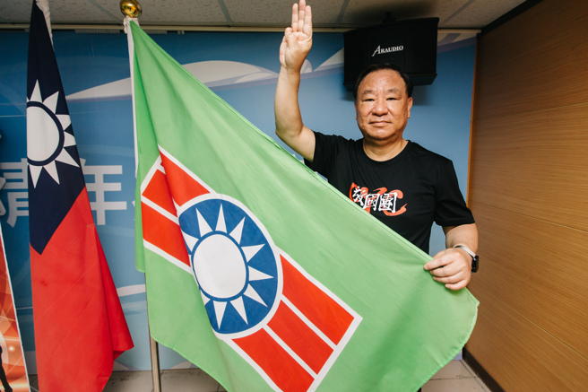 救国团主任葛永光(图)27日召开记者会强调，救国团不反对转型正义，也不是国民党附随组织，不该适用党产条例，在与党产会多次沟通无望下决定走上凯道争取公义，游行活动以三指手势代表公义、自由、和平以救国为主轴。并邀请前总统马英九、吴清基、雷倩、杨志良、锺琴出席支持。（郭吉铨摄）