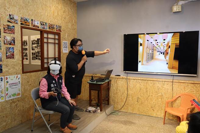 竹东镇长张顺朋（左）亲自体验商华市场VR，用虚拟实境方式走读在地。（邱立雅摄）