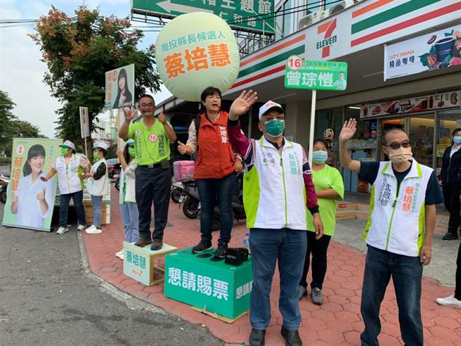 南投县长候选人蔡培慧联合阵线候选人，13乡镇市「遍地开花，为南投站出来」。（蔡培慧服务处提供／廖志晃南投传真）