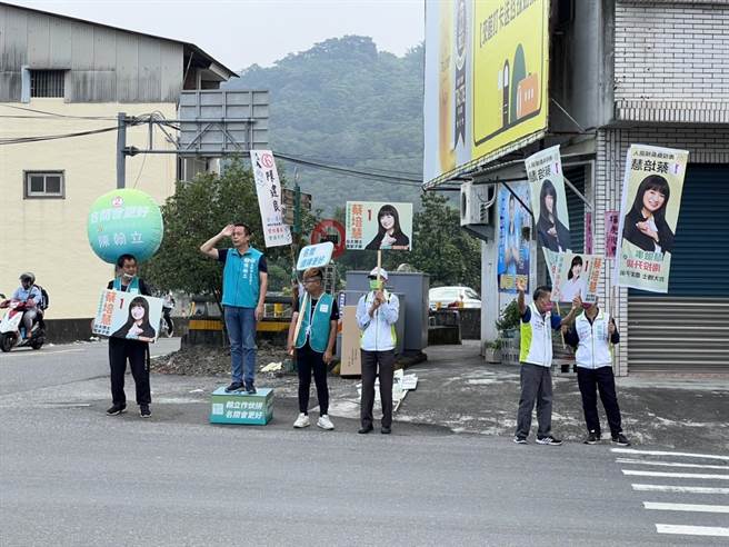 名间乡长候选人陈翰立等人，响应「遍地开花，为南投站出来」。（蔡培慧服务处提供／廖志晃南投传真）