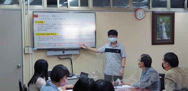 交通大学吴姓学生提出成功路2段沿线改善案，有效提升车辆旅行速率达48％，获颁3万元奖金。（黄婉婷摄）