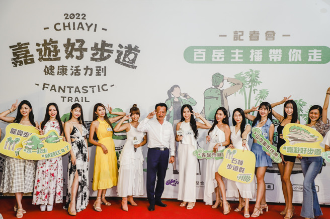 嘉义县长翁章梁（中）与网红们。（图 / 翻摄自翁章梁脸书）