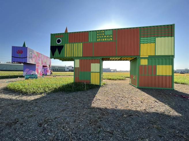 龙井区农会为喜迎百岁，以「龙景丰兽」设计出4只货柜巨兽装置艺术，外型相当可爱。（龙井区农会提供／潘虹恩台中传真）