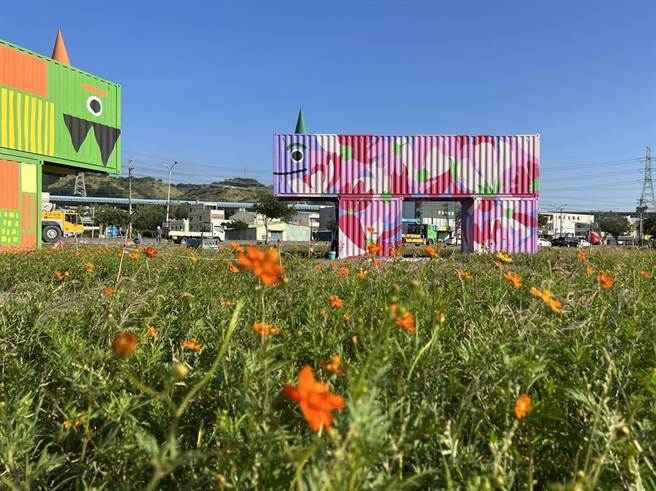 龙井区农会表示，「龙景丰兽」共推出4只丰兽守护花田，每只有不同的角色设定。（龙井区农会提供／潘虹恩台中传真）