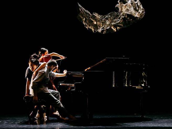 疫情三年间，音乐家李世扬、戴孜嬣及舞蹈家田孝慈一起合作一部特别的作品《连篇歌曲》，歷经疫情间的排练不易，紧密地工作，从生活延伸到创作，将音乐和舞蹈结合在一起，却又保有各自有的独立性。（卫武营国家艺术文化中心提供）