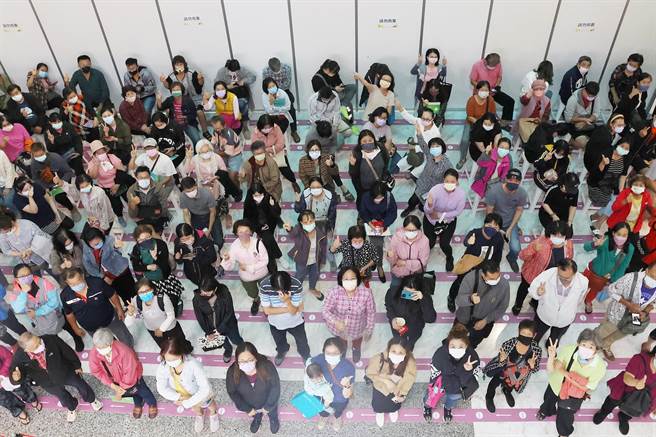 嘉义市政府满千送百活动期间，每天都吸引大批人潮涌入嘉义市政府大厅。（嘉义市政府提供∕吕妍庭嘉义传真）