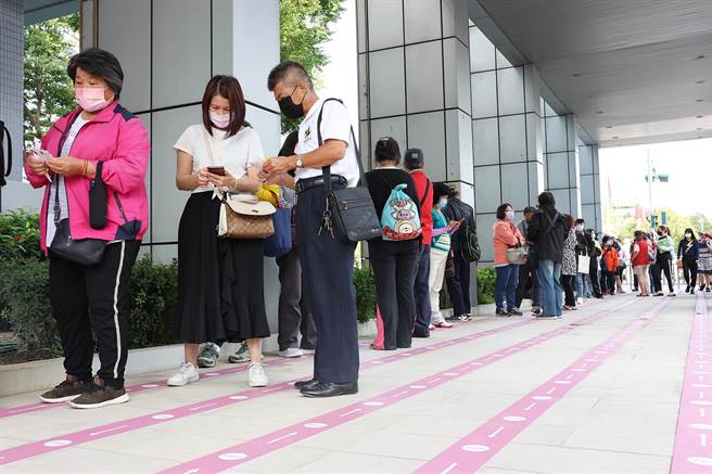 嘉义市政府满千送百活动期间，每天都吸引许多民眾前来排队兑换。（嘉义市政府提供∕吕妍庭嘉义传真）