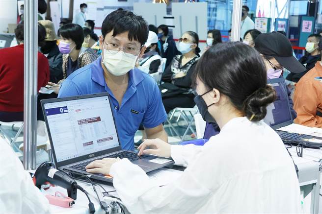 嘉义市政府满千送百活动期间，每天都吸引许多民眾前来兑换。（嘉义市政府提供∕吕妍庭嘉义传真）