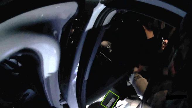 警方发现车上毒菸味飘散出来，盘查时发现后座有毒咖啡包。（民眾提供／李俊淇台南传真）