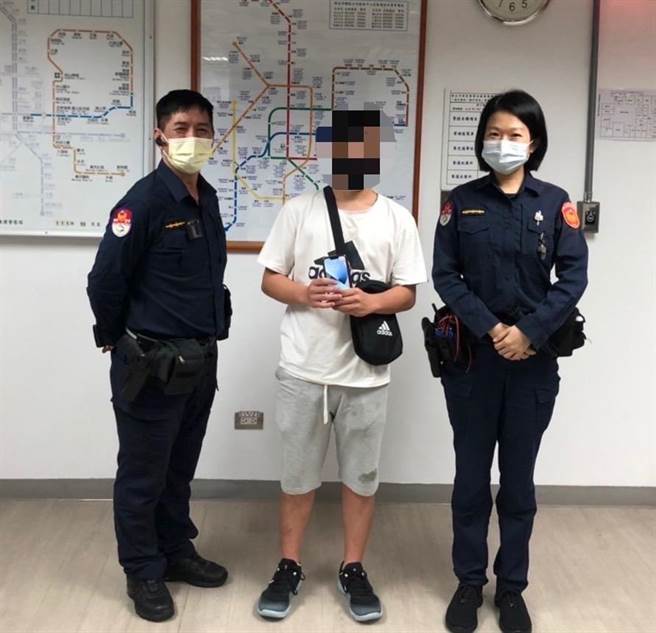 現場處理員警黃豊榮(左)王詠欣(右)。（翻攝畫面）